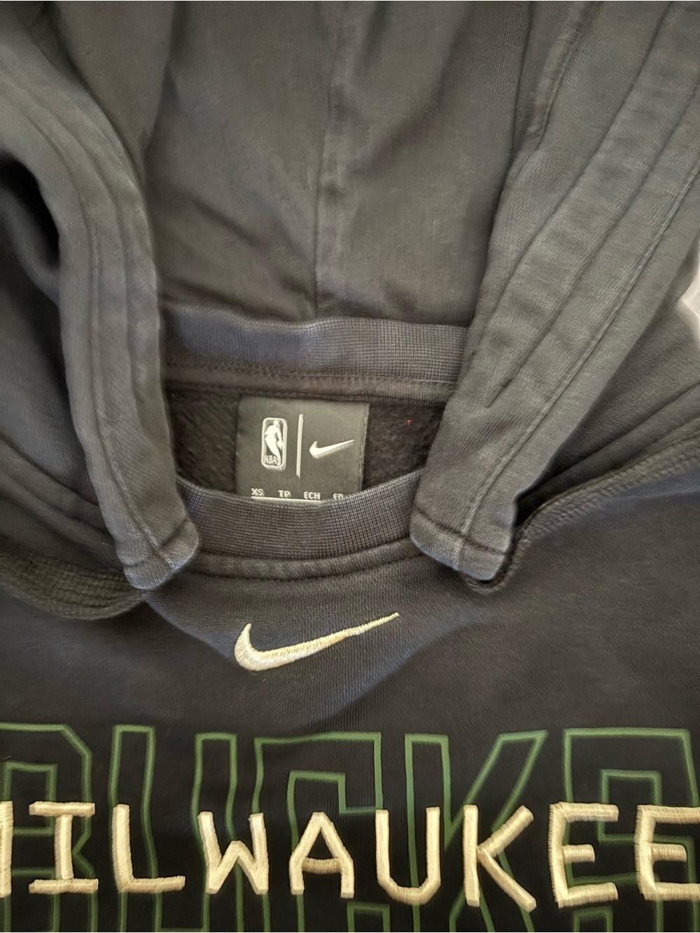 Nike Milwaukee Bucks NBA courtside standard issue performance hoodie - Picture 3 of 3